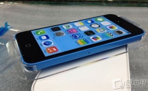Geleaktes Bild von verpackten iPhone 5Cs in der Farbe blau.