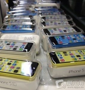Geleaktes Bild von verpackten iPhone 5Cs in den Farben blau, weiß und gelb.